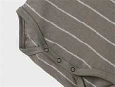 Grå body med smalle hvide striber og trykknaplukning fra Lil Atelier 13236918